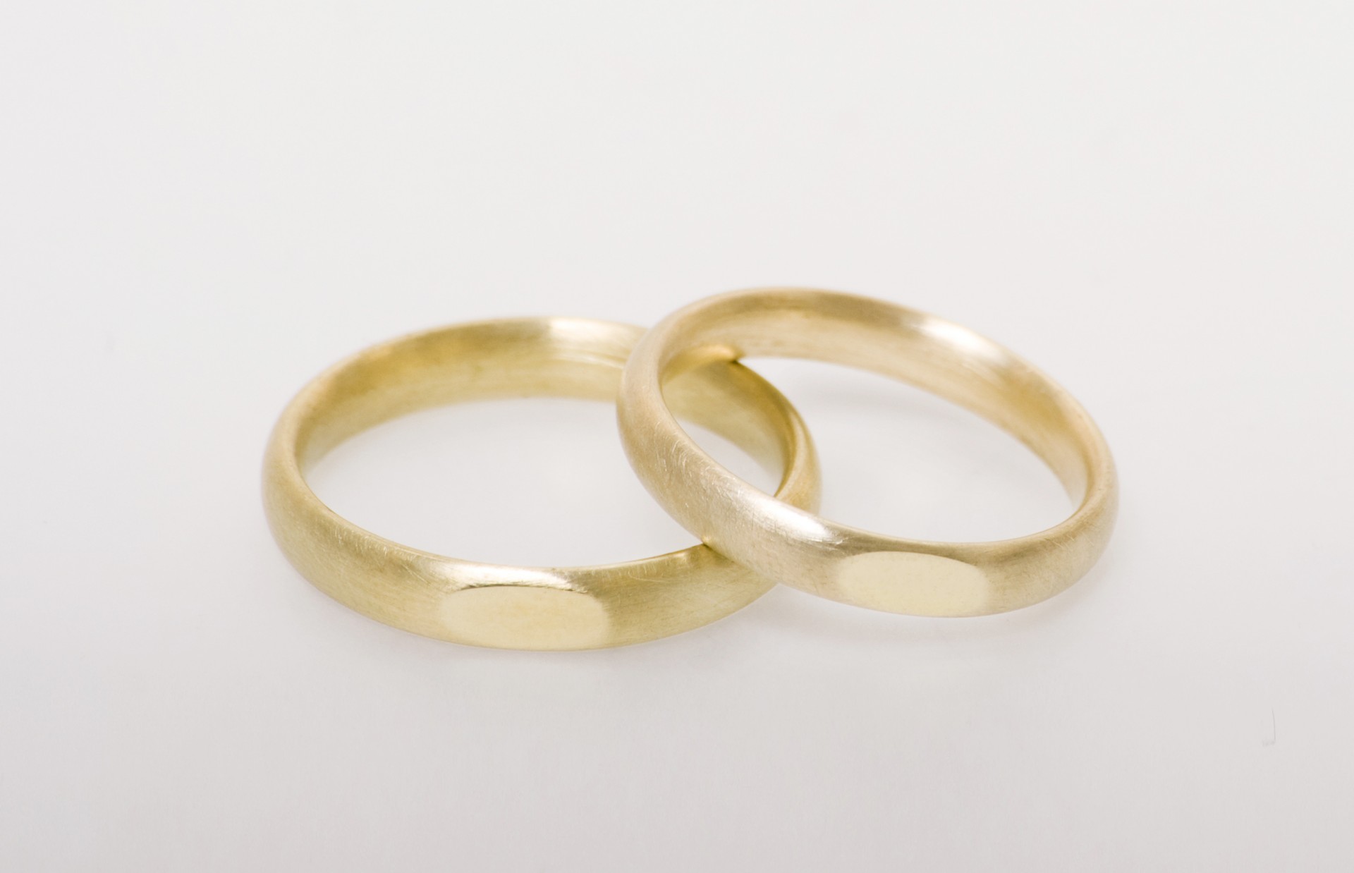 Un legame eterno, come abbinare anello di fidanzamento e fede nuziale